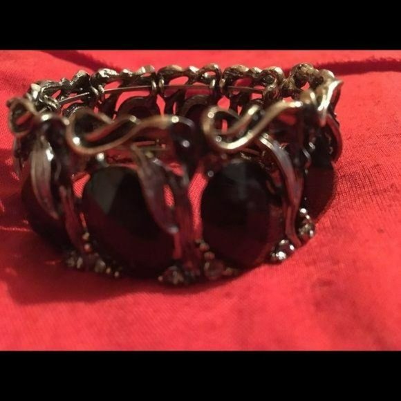 Silver tone bracelet with black jewels. - Picture 4 of 4